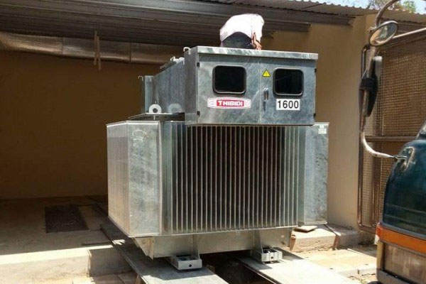 làm sạch vỏ máy biến áp