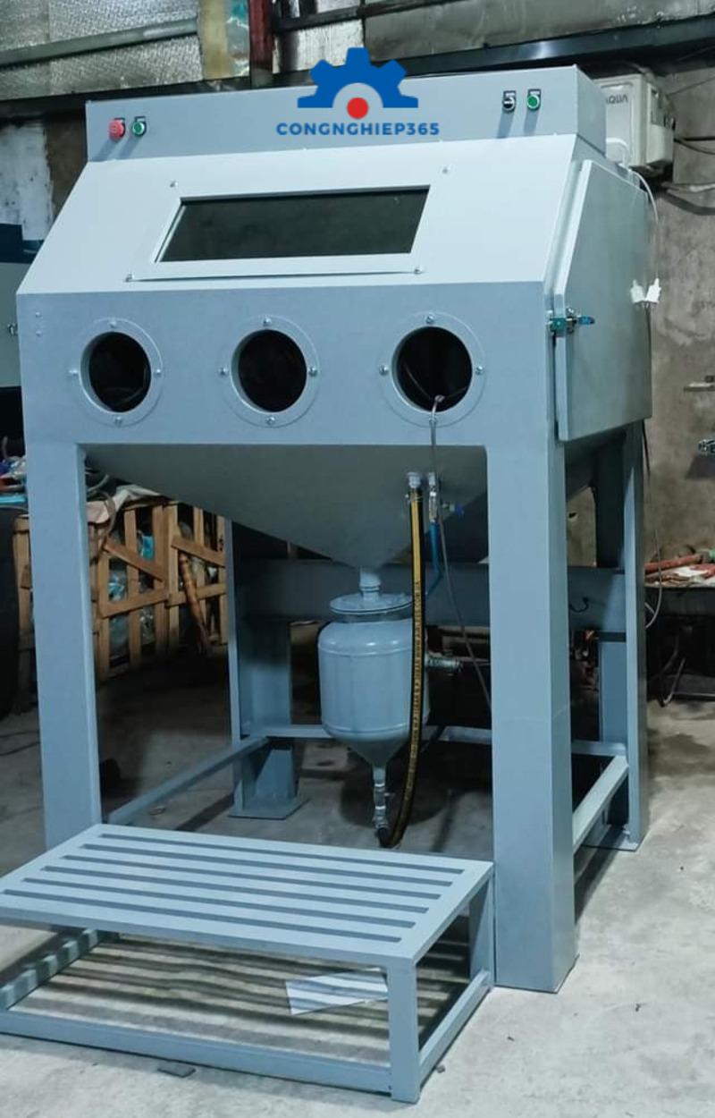 giá máy phun cát làm sạch bề mặt kim loại