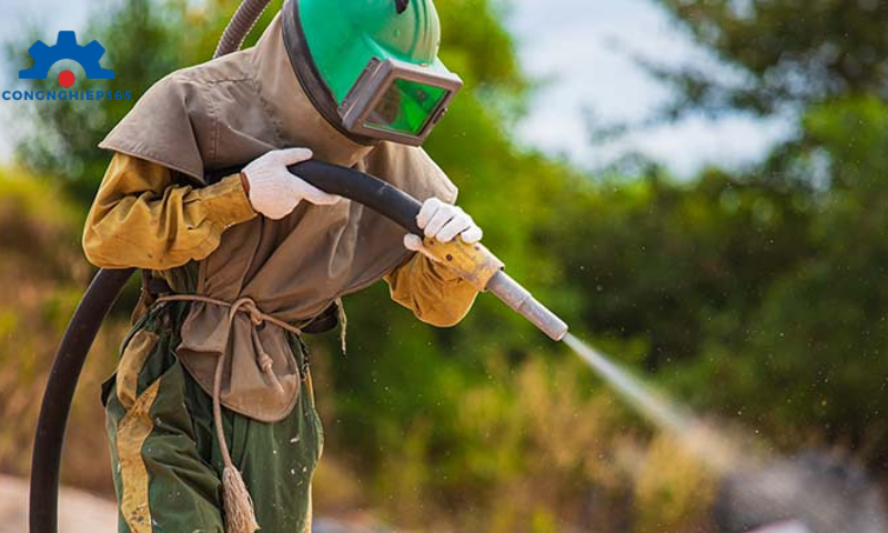 Phun cát công nghiệp diễn ra khi hạt mài được đưa vào dòng khí nén và phun với tốc độ cao lên bề mặt vật liệu