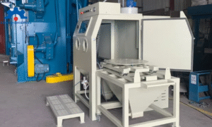 Máy phun cát buồng phun cát là thiết bị dùng hạt mài (cát, bi thép, cát silica…) để làm sạch hoặc tạo nhám bề mặt kim loại trong môi trường kín