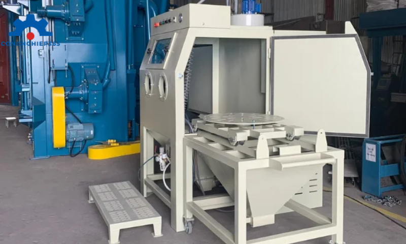 Máy phun cát buồng phun cát là thiết bị dùng hạt mài (cát, bi thép, cát silica…) để làm sạch hoặc tạo nhám bề mặt kim loại trong môi trường kín