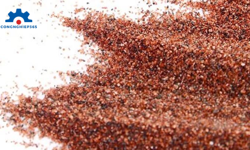 Hạt mài là vật liệu được sử dụng để làm sạch, mài mòn hoặc đánh bóng bề mặt kim loại thông qua áp lực phun cát
