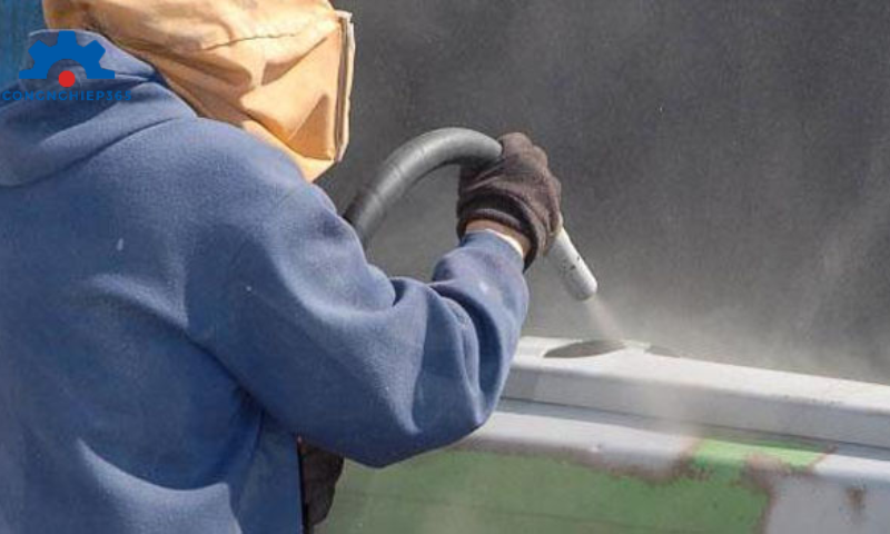 Máy phun cát là thiết bị sử dụng áp lực khí nén để phun hạt mài hoặc cát lên bề mặt vật liệu nhằm loại bỏ gỉ sét, bụi bẩn hoặc tạo nhám, trang trí bề mặt